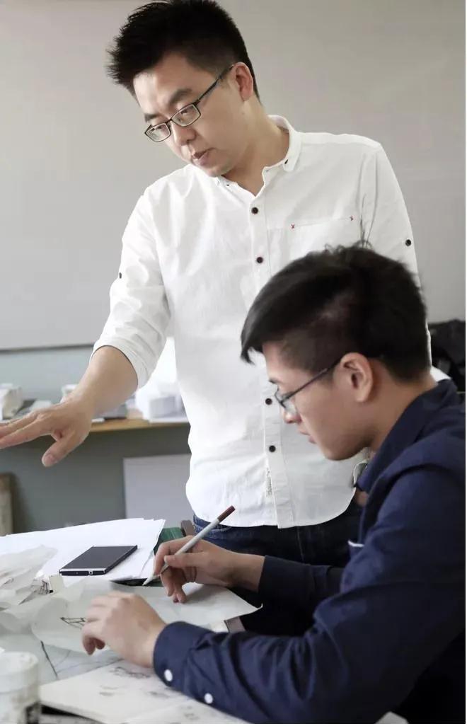 赵伟(左)指导学生设计课程作业.jpg