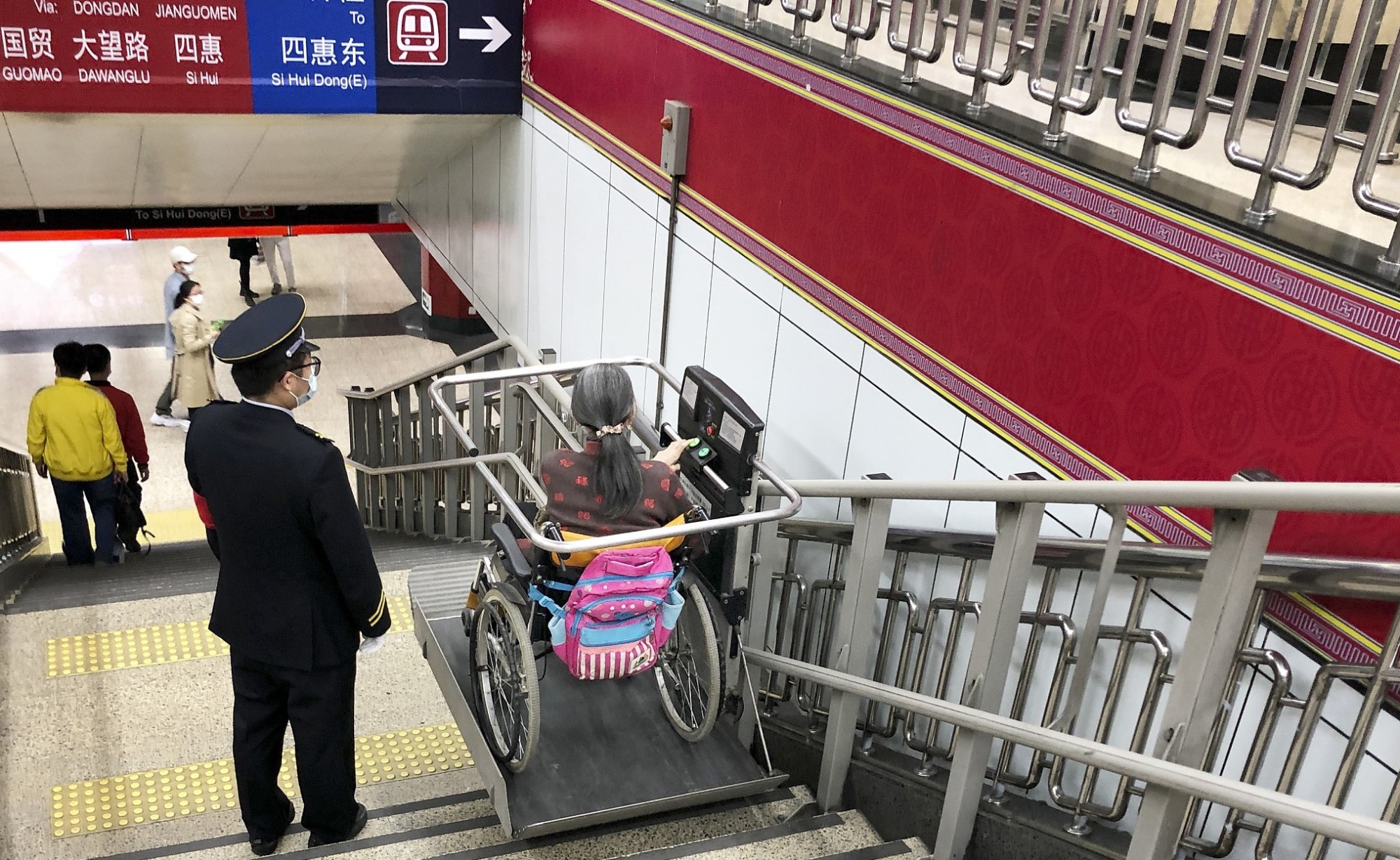 北京地铁为残障人士提供无障碍设施（图片来源：CFP）.jpg