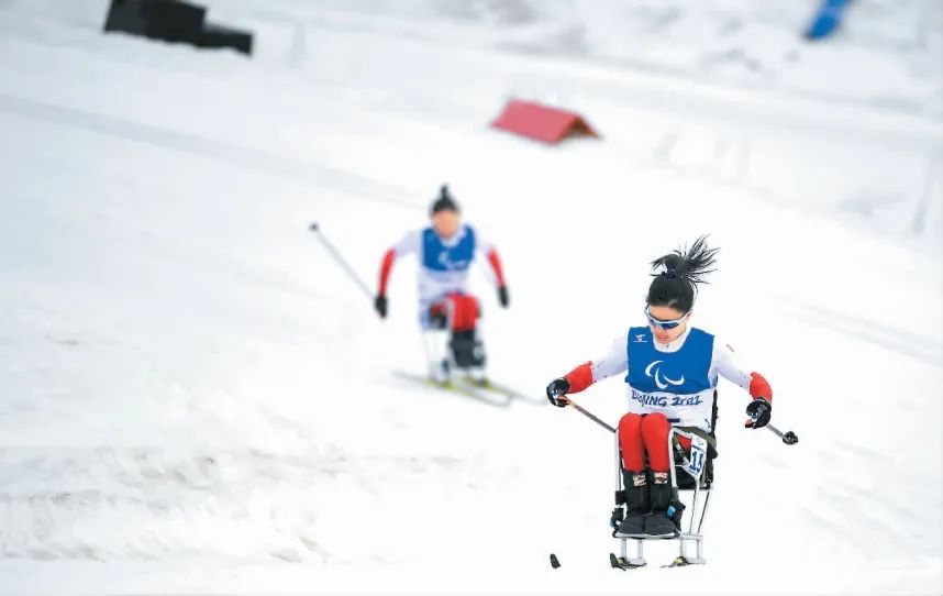 3 月 9 日，中国选手杨洪琼 （前） 获得北京冬残奥会残奥越野滑雪女子短距离 （坐姿） 冠军。图为杨洪琼在比赛中。 新华社记者 赵子硕摄.jpg