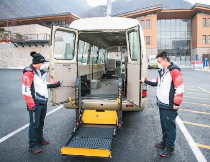 图  2 月 28 日，工作人员在国家高山滑雪中心展示场馆内的无障碍车辆(新华社记者 孙 非).png