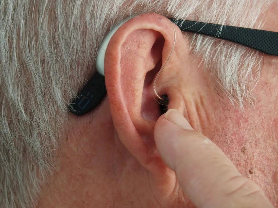 图 外观小巧的佩戴舒适度高的助听器.jpg