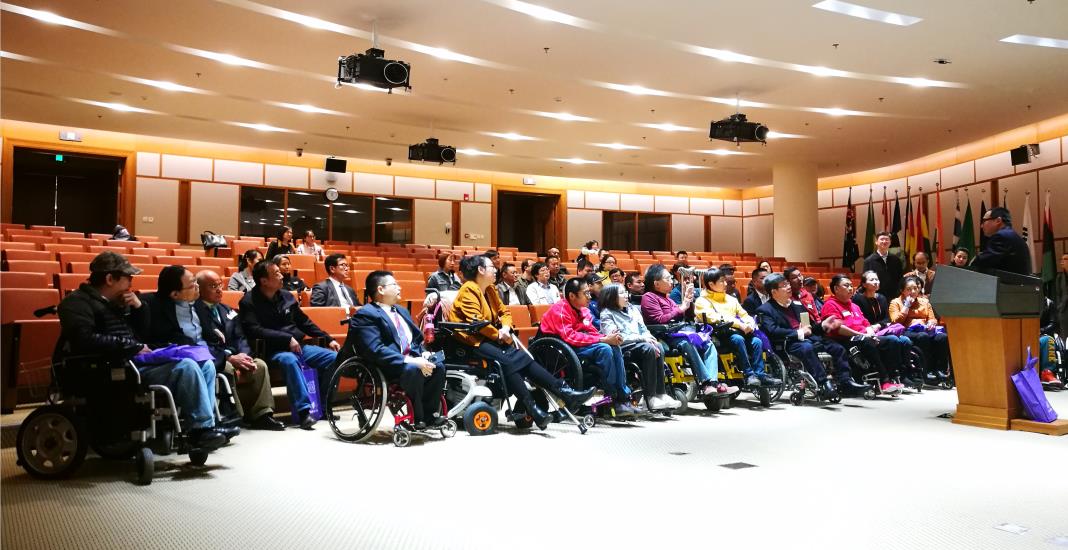 与会人员参观了解苏世民书院.jpg