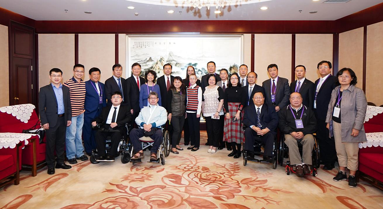 陈斌与论坛嘉宾的会前合影.jpg