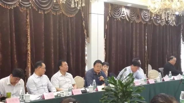 会议现场专家发言.jpg