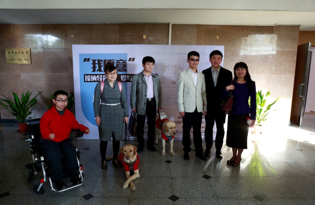 视障者及导盲犬和与会嘉宾合影.jpg