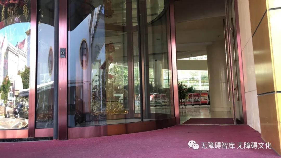 正门口旋转门一侧的无障碍平开门.jpg