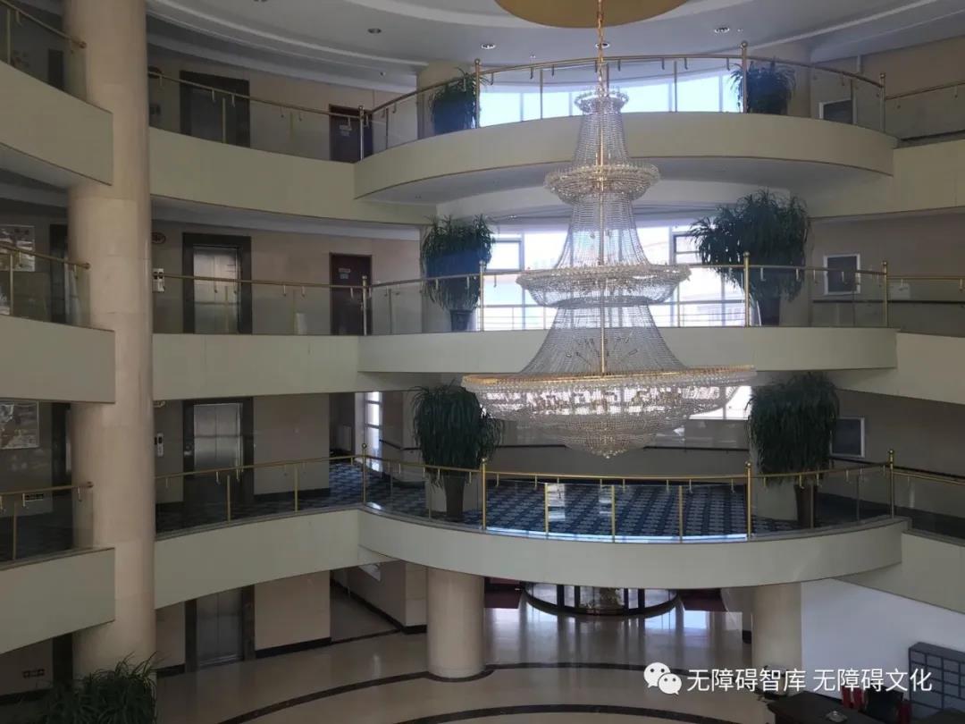 正门大厅平视位于各楼层的无障碍走道全景.jpg