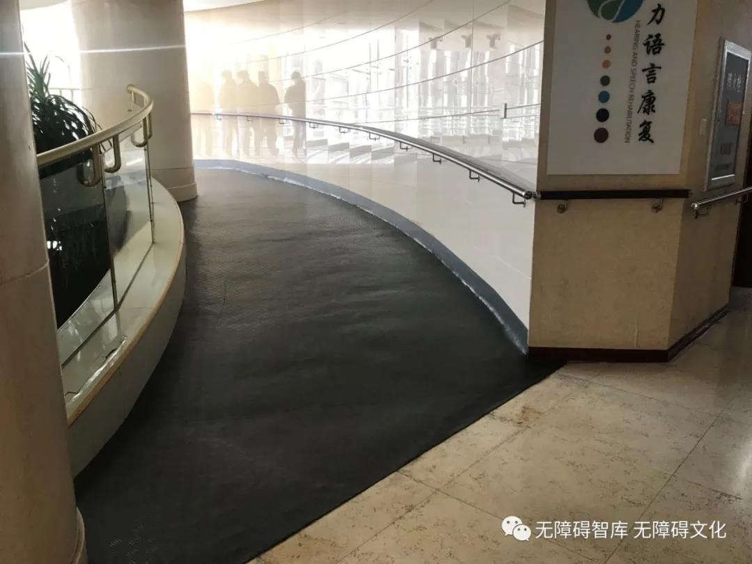 一楼大坡道的出入口处.jpg