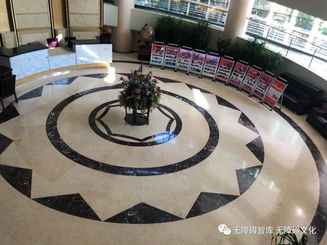 沿坡道上到五楼俯瞰一楼大厅.jpg