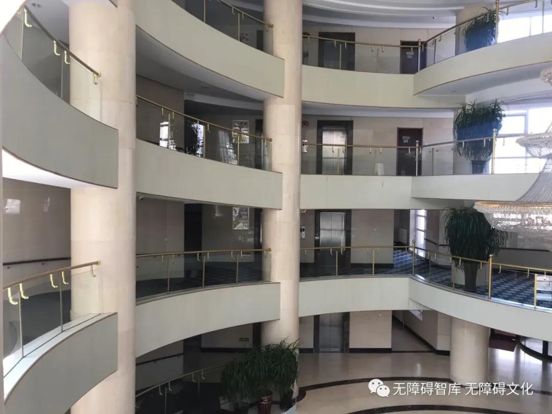 无障碍大坡道，每一层都有平层，可缓冲休息.jpg