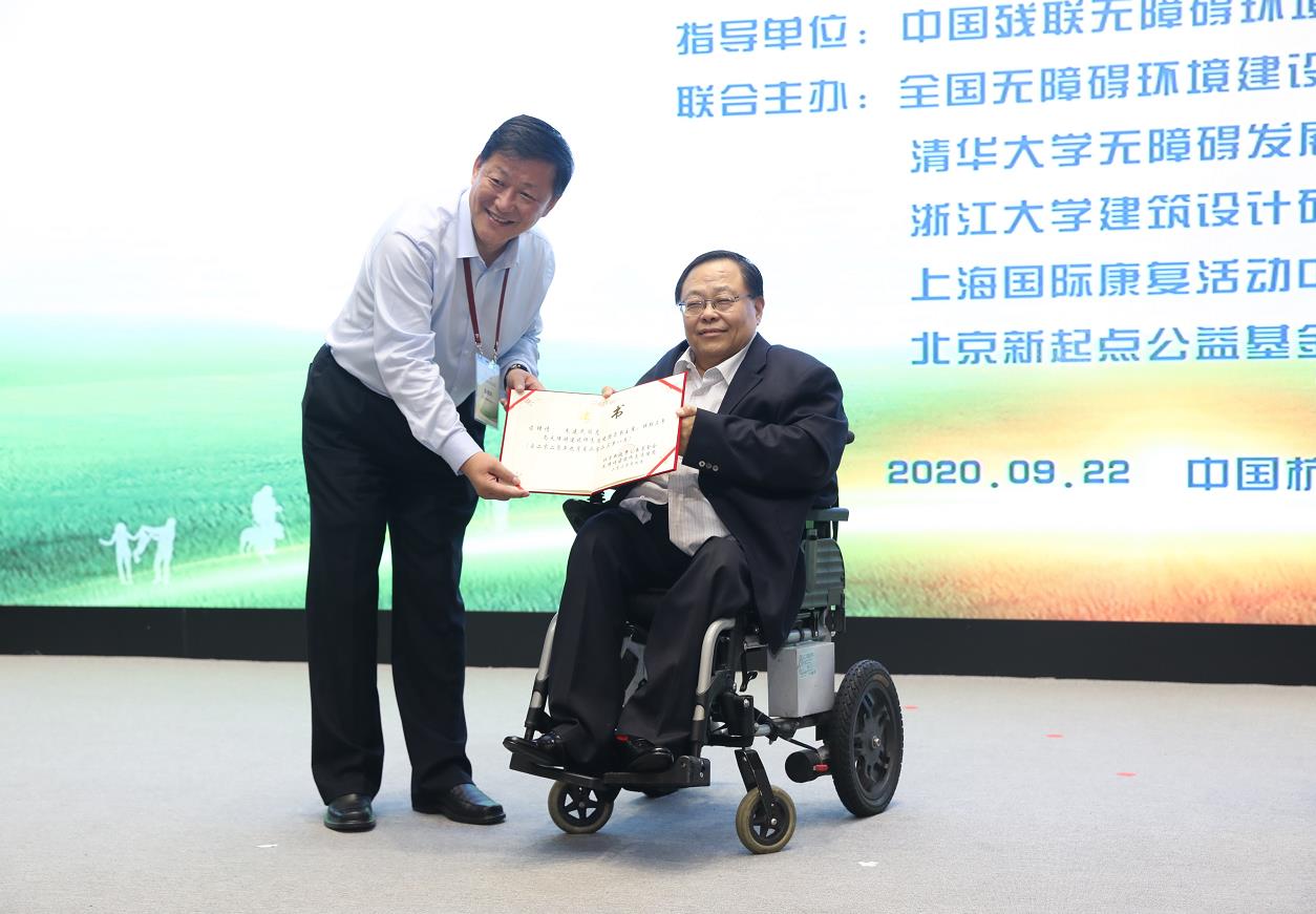 吕世明向朱建民颁发聘书.jpg