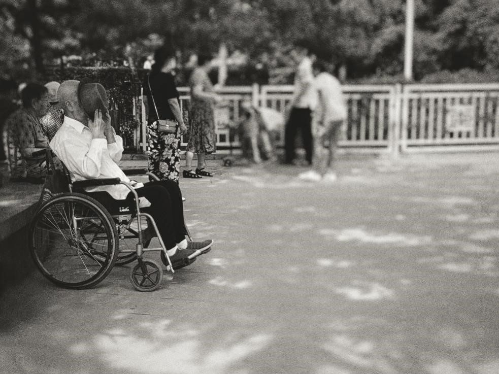 图 在树荫下纳凉的老人.jpg