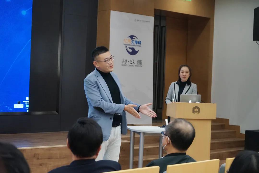 导演编剧黄晓磊在回答观众提问.jpg