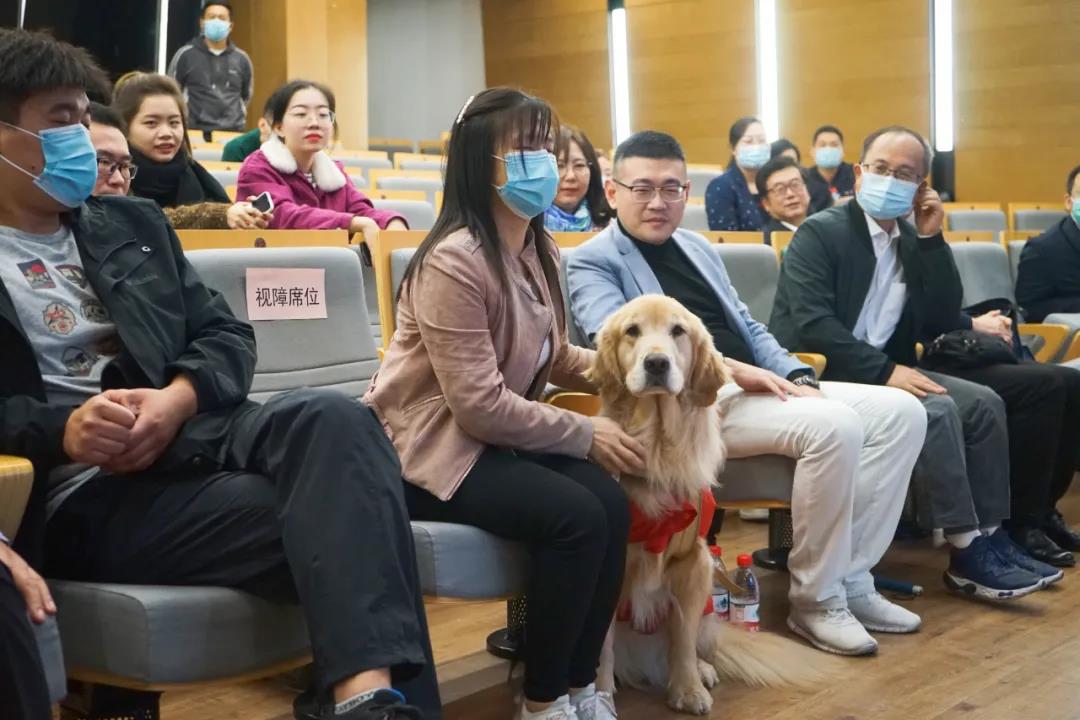 图 《快乐密码》主角之一“奶油”，骄傲的参会姿态.jpg
