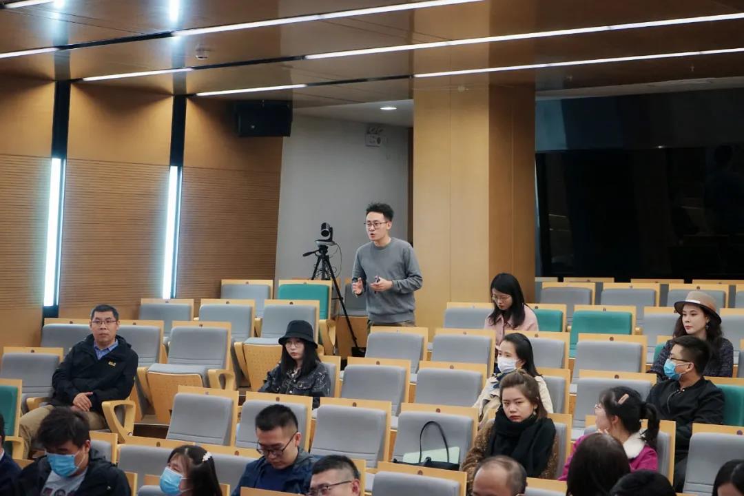 图 清华大学学生无障碍发展研究协会学生成员吕俊彦在互动提问.jpg