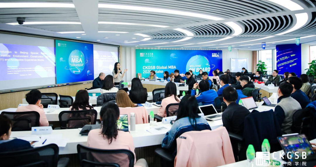 图 同学们在课堂现场上课.png