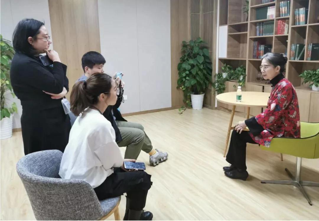 杨月(站立者) 采访全国政协委员、九三学社中央常委、首届联合国残疾人权利委员会副主席、北京市残联副理事长(兼)杨佳.jpg
