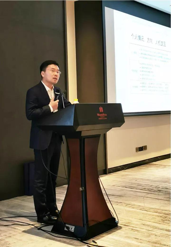 喻纯在作学术交流.jpg