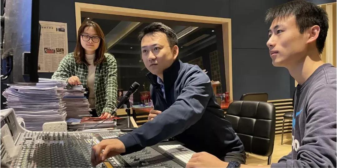 付海钲(中)指导学生配音.jpg