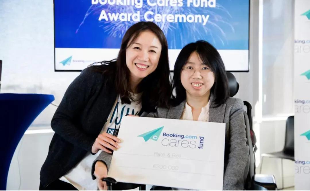 在Booking.com Cares Fund 可持续旅游颁奖典礼上，纪寻(右)获创变者奖.jpg