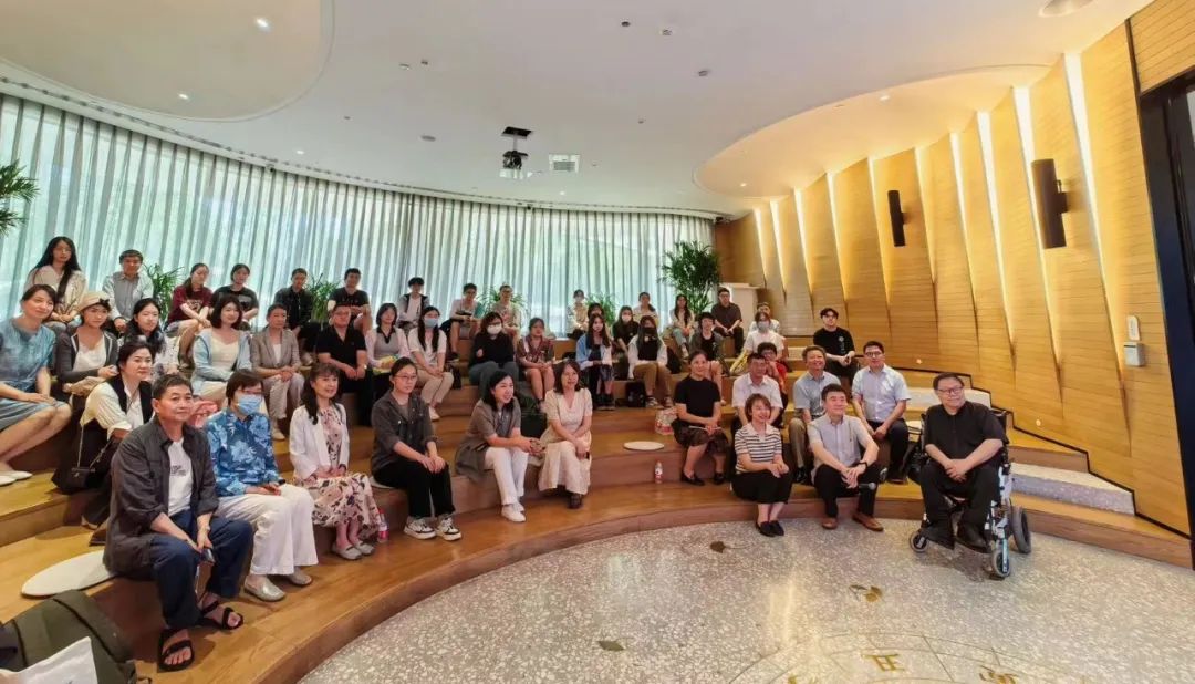 讲座现场师生及嘉宾合影.jpg