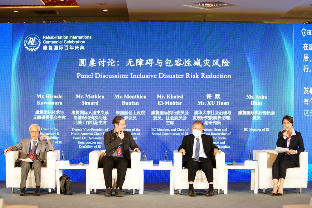 清华大学社会治理与发展研究院院长助理许欢主持圆桌对话.jpg