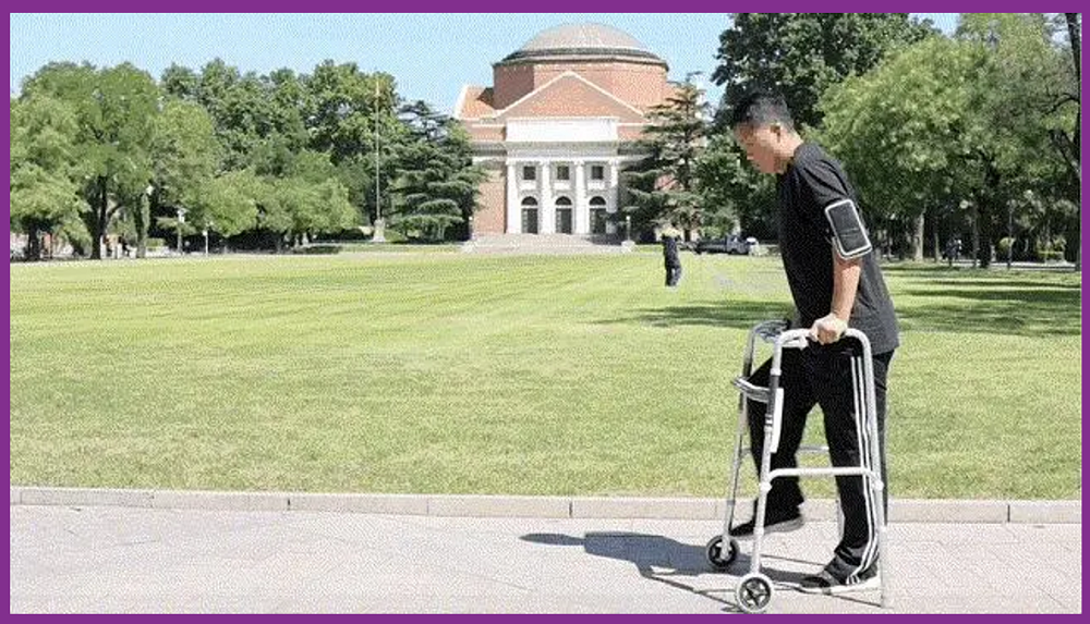 术后6个月，患者在人工脊髓系统帮助下重建行走功能.png