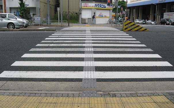 图：日本名古屋池下站附近的人形横道上继续设有触觉盲道.jpg