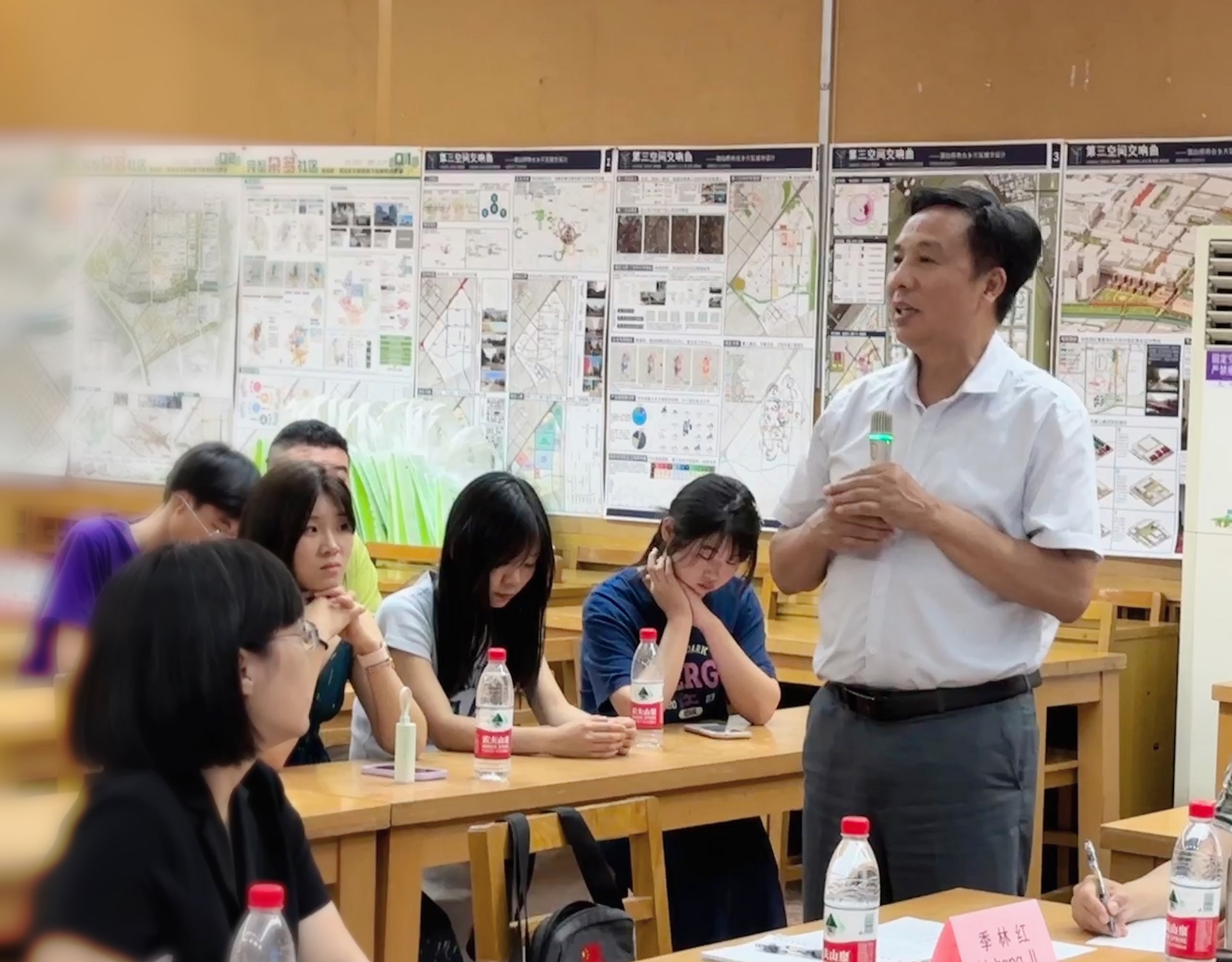 季林红做交流发言.jpg