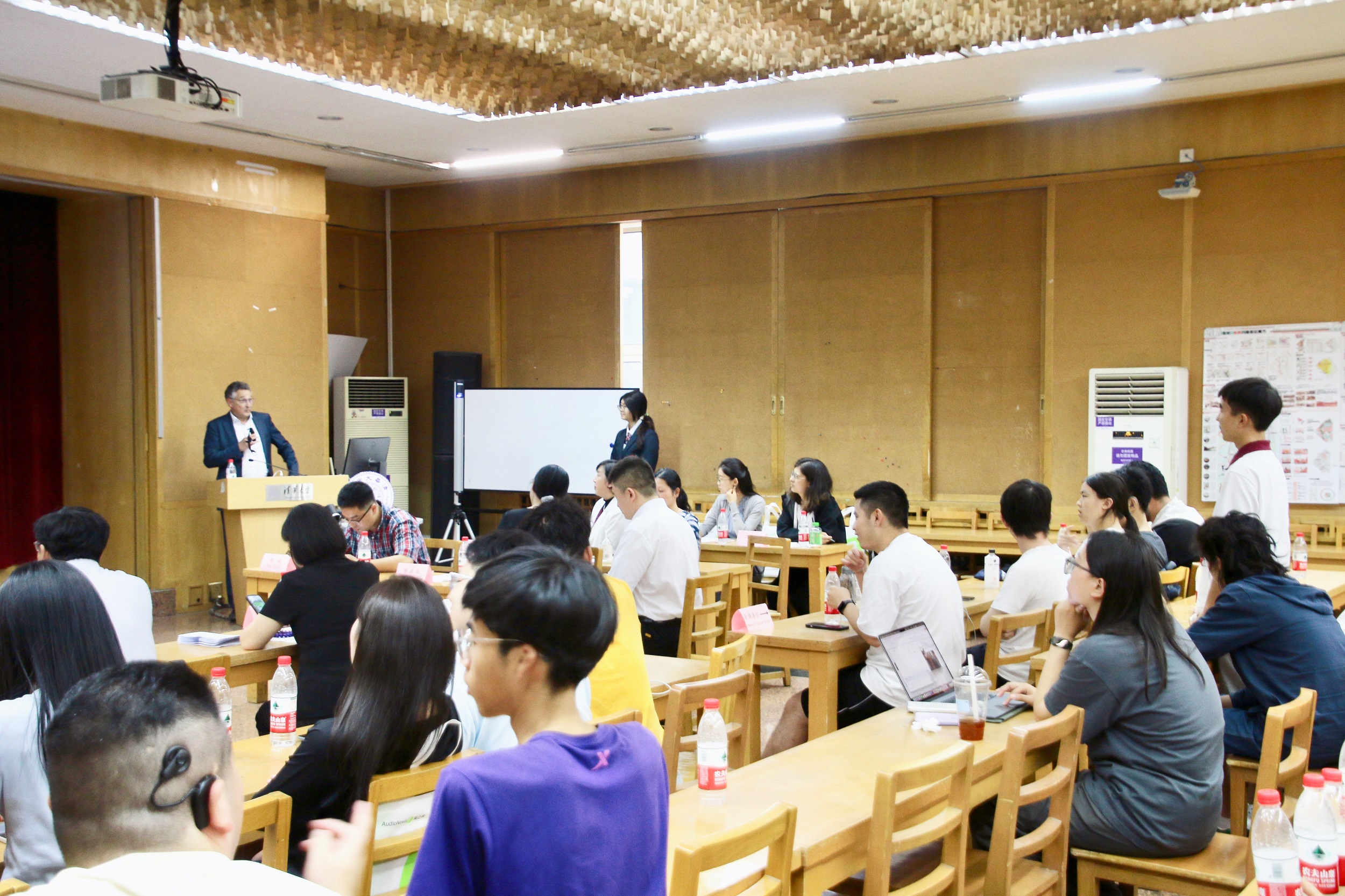 学生们积极向发言嘉宾提问.jpg